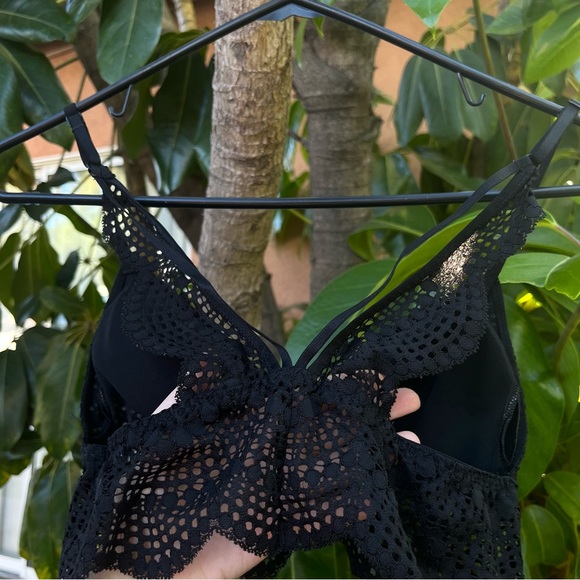 Victoria’s Secret black lace bra! - Picture 6 of 6